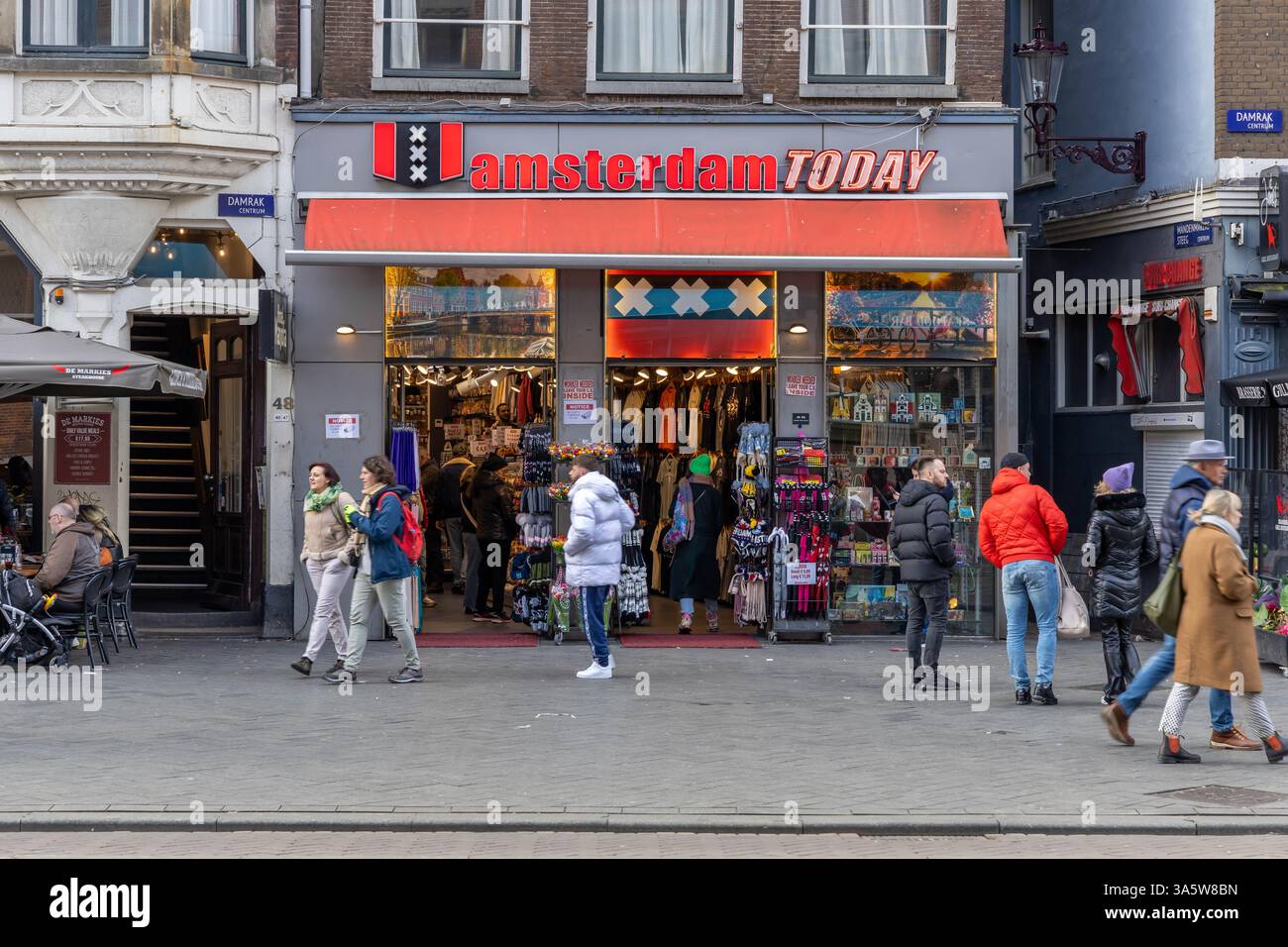 Amsterdam, pays-Bas. 16 mars 2024. Boutique de souvenirs à Amsterdam. Souvenirs hollandais comme cadeau à apporter à vos proches. Les gens entrent et les gens Banque D'Images