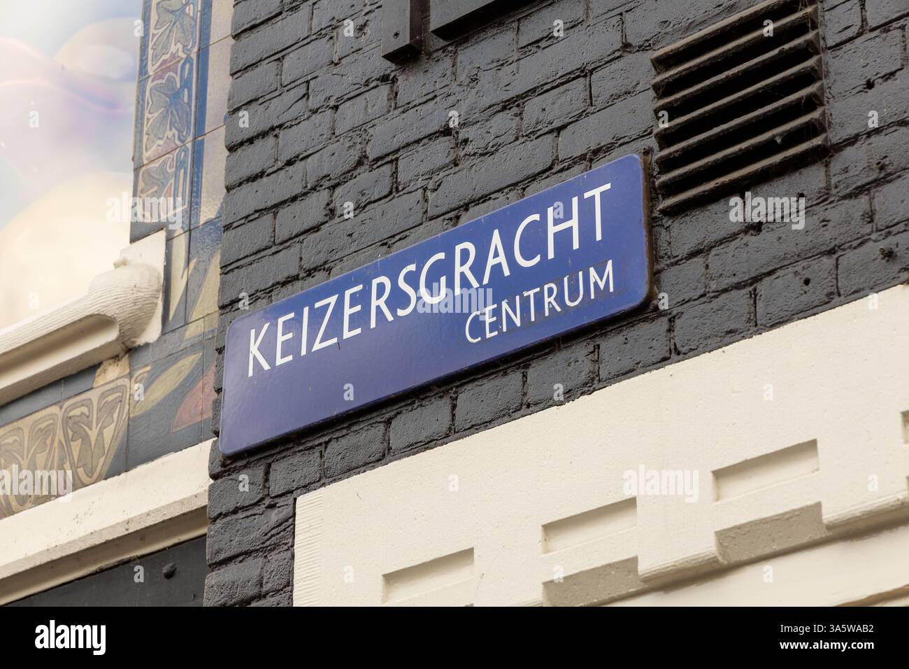 Amsterdam, pays-Bas. 16 mars 2024. Keizersgracht Centrum Amsterdam plaque signalétique sur un mur de briques bâtiment historique à côté du canal. Banque D'Images