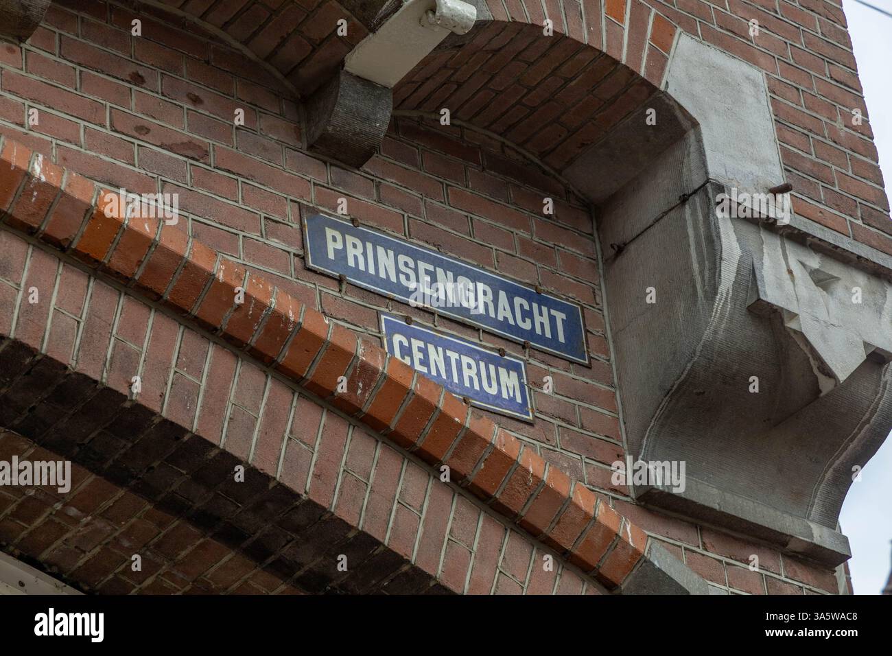 Amsterdam, pays-Bas. 16 mars 2024. Prinsengracht Centrum Amsterdam plaque signalétique sur un mur de briques bâtiment historique à côté du canal. Banque D'Images