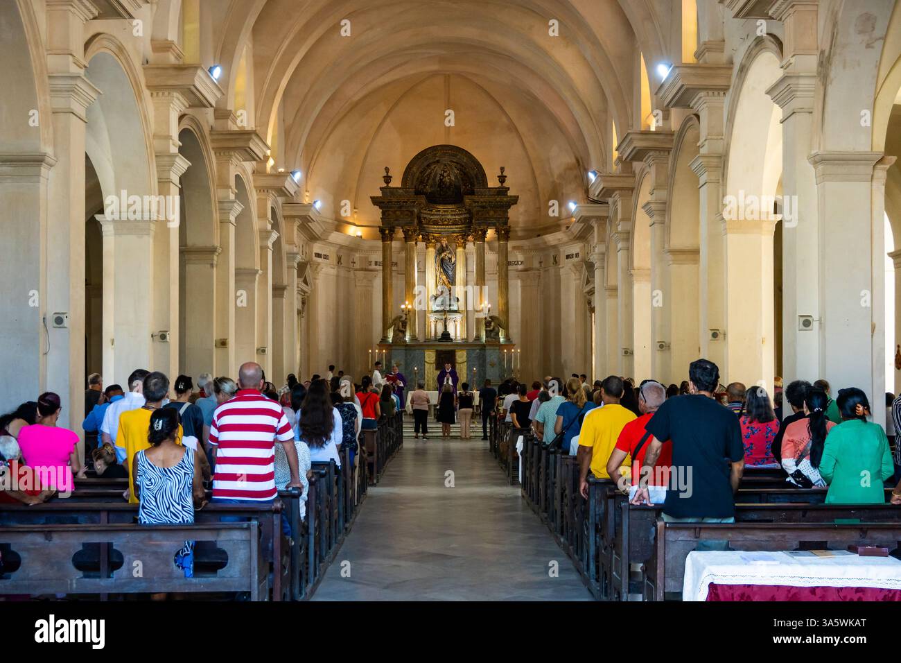 Service religieux à la cathédrale de la Purísima Concepción, ou cathédrale de Cienfuegos. Cienfuegos, Cuba. Banque D'Images