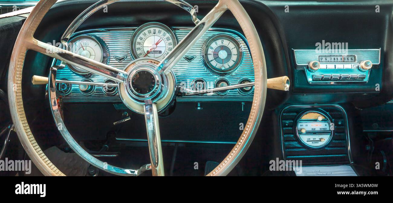 Image de style rétro d'un intérieur de voiture classique américaine avec radio Banque D'Images