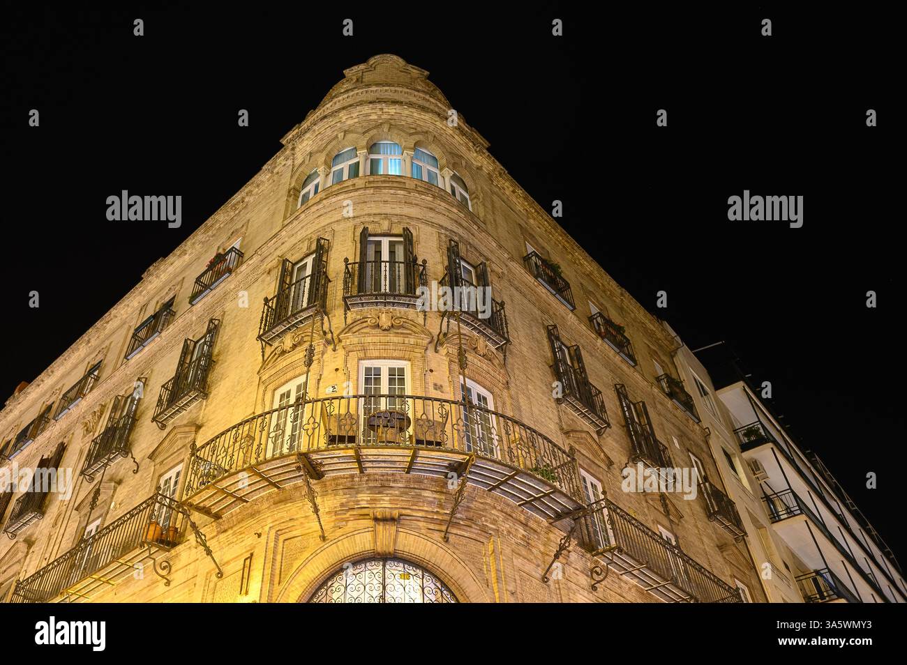 Vue en angle bas d'une façade de vieux bâtiment dans le quartier historique. Banque D'Images
