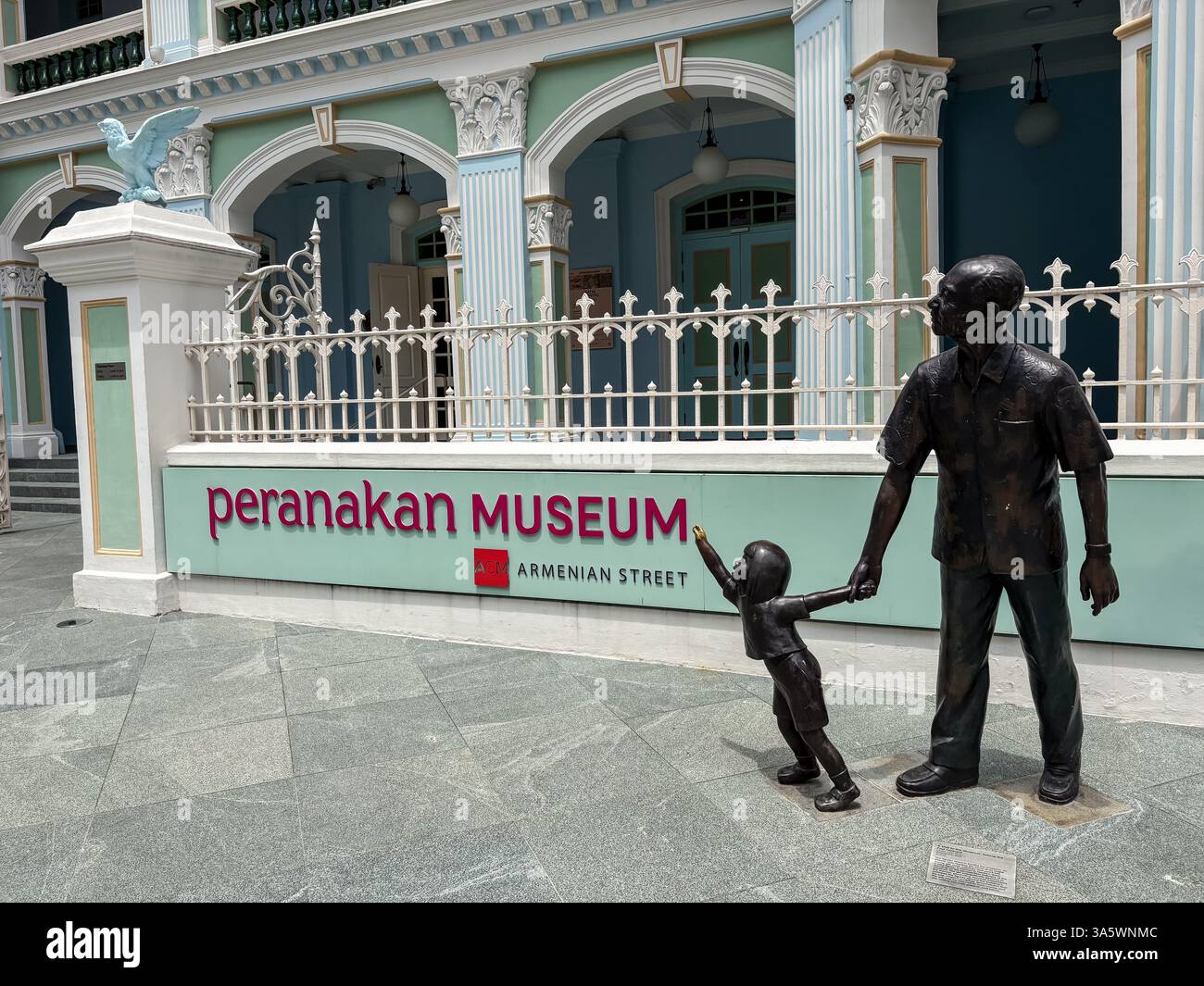 Le musée peranakan à Singapour est un musée spécialisé dans la culture peranakan. Sculpture en bronze devant le musée. Banque D'Images