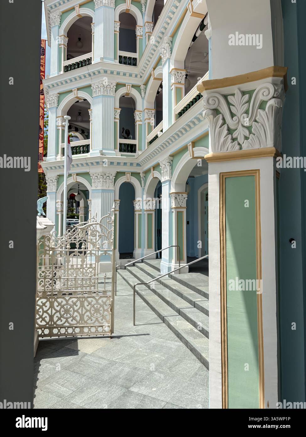 Le musée Peranakan à Singapour, présentant la culture Peranakan avec une belle architecture, des arches, des colonnes et des détails complexes. Banque D'Images