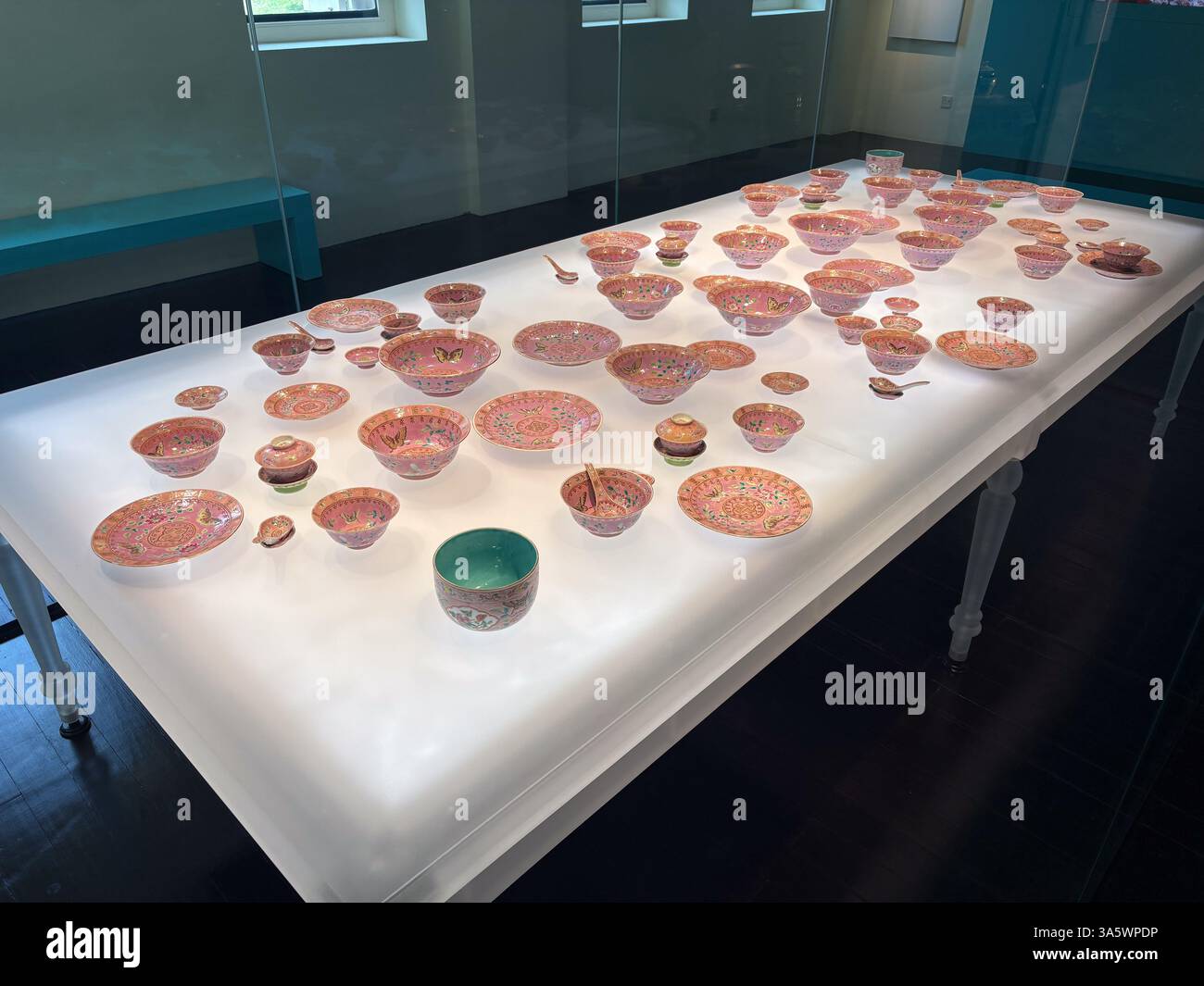 Tok Panjang, un festin servi sur une longue table. Il s'agit d'un style chinois Peranakan de salle à manger mettant en valeur des articles colorés en porcelaine rose et verte. Banque D'Images