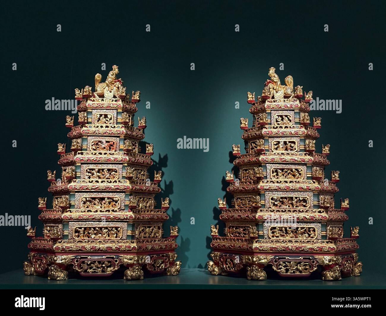 Deux plateaux de pagode ornés, utilisés pour porter des cadeaux de mariage dans les mariages chinois Peranakan. Banque D'Images