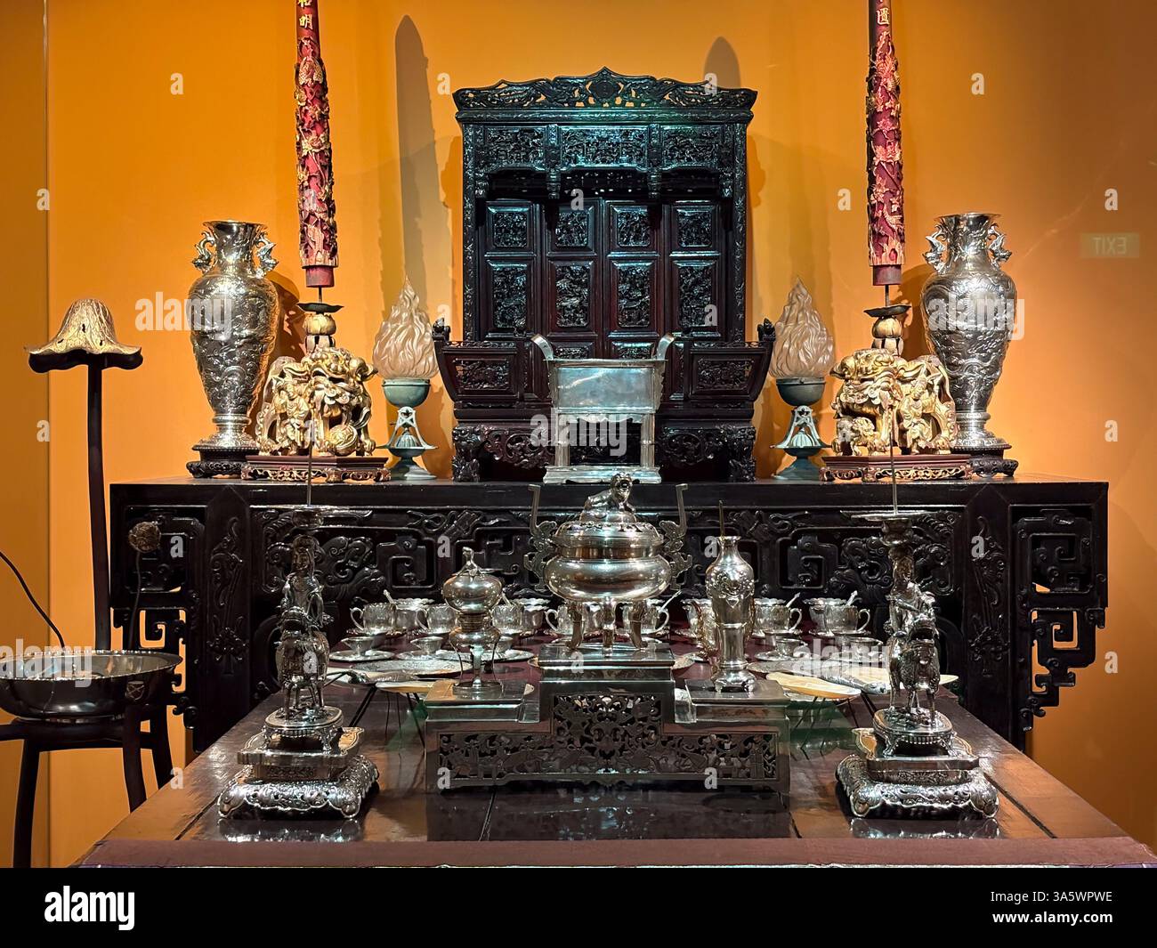 Un autel ancestral de tan kim seng et de sa famille. L'autel présente des vases en argent, des bougeoirs, des services à thé et des statues ornées. Banque D'Images