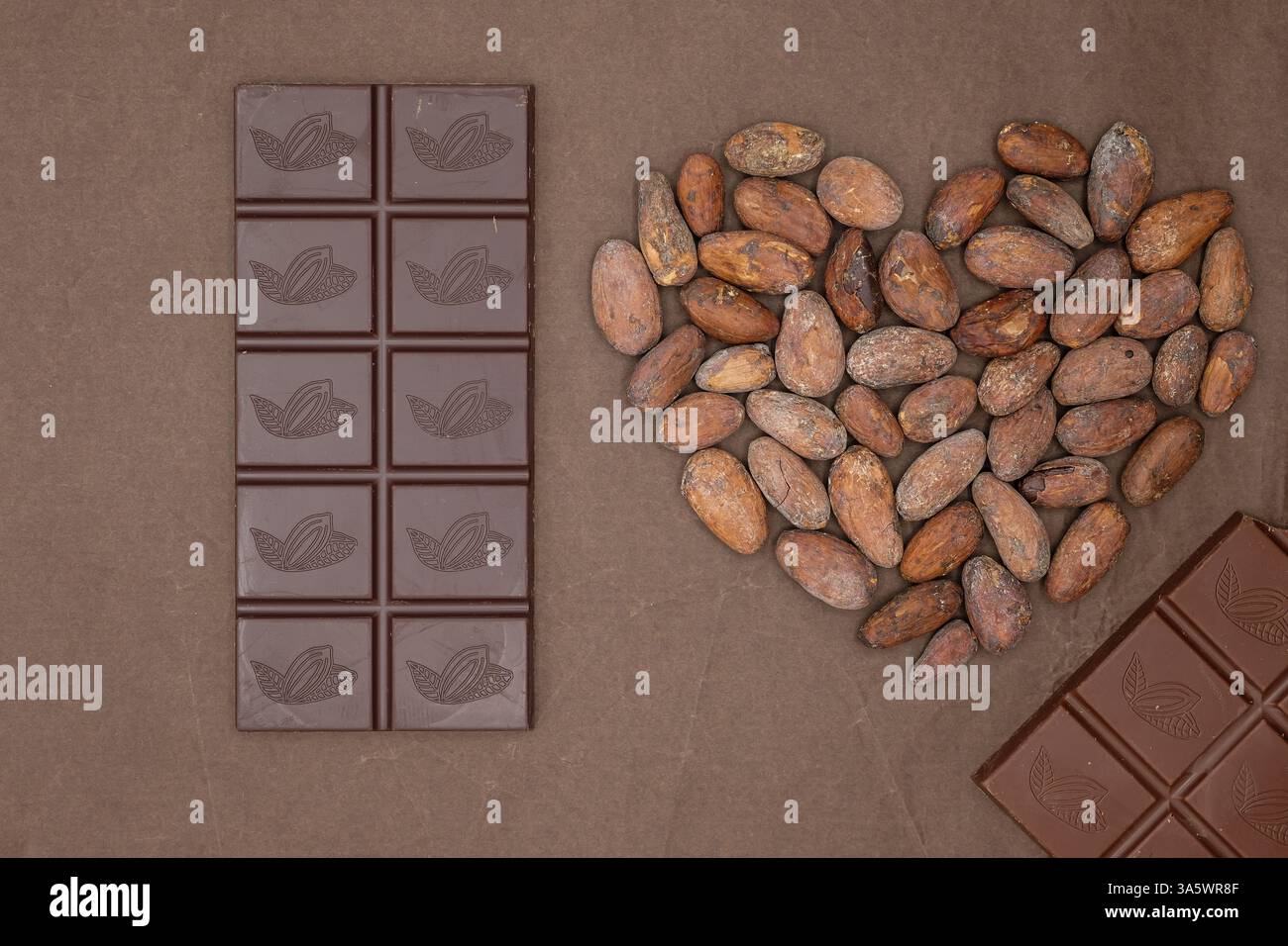 Types de barres chocolatées. Le cœur est fait de fèves de cacao. Production de chocolat en grains. Différentes variétés de fèves de cacao. Mousse moka chaude. Banque D'Images