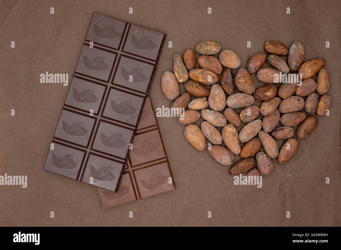 Barre chocolatée. Le cœur est fait de fèves de cacao. Production de chocolat en grains. Couleur marron monochrome. Banque D'Images