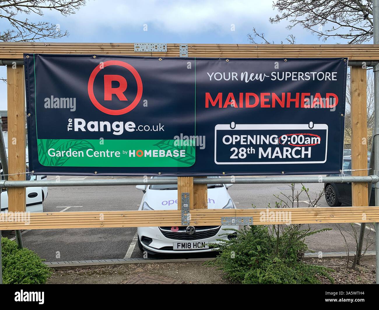 Maidenhead, Berkshire, Royaume-Uni. 24 mars 2025. Suite à la fermeture du magasin Homebase à Maidenhead, Berkshire, le magasin rouvrira le 28 mars 2025 sous le nom de The Range. Il y aura aussi un Garden Centre by Homebase. L'ancien personnel de Homebase a été transféré au Range sous TUPE. Crédit : Maureen McLean/Alamy Live News Banque D'Images