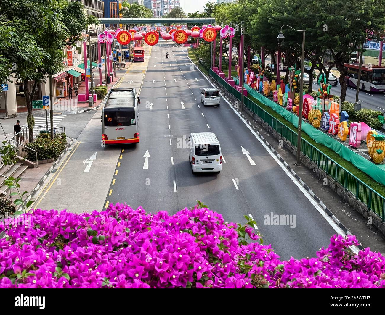 Une rue de Chinatown, Singapour, décorée avec des décorations chinoises du nouvel an pendant la journée. Banque D'Images