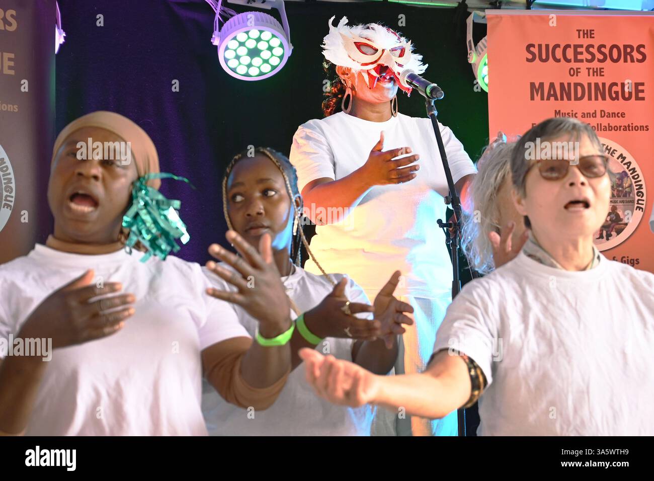 Dathliad Affrica Cymru Festival est un festival annuel organisé dans divers lieux du pays de Galles, y compris la baie de Cardiff. One World Choir interprétant Togetherland. La métaphore de l'oiseau et de la liberté dessinant des parallèles qui résonneront avec les gens et leurs vies et les gens dans le chœur Banque D'Images