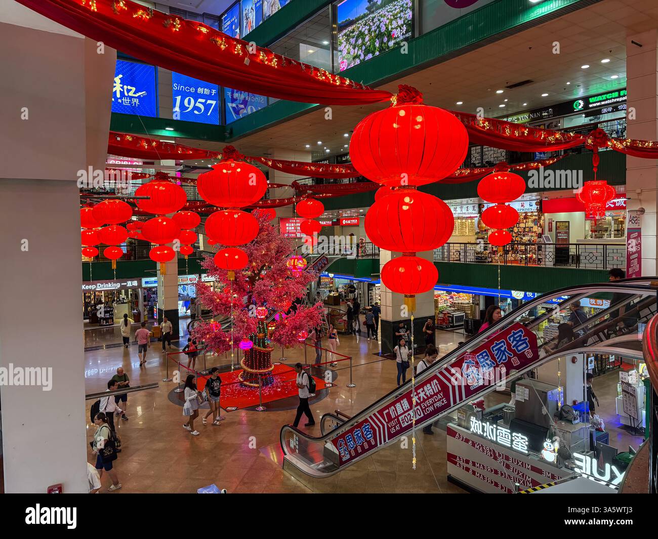 Intérieur d'un centre commercial de Singapour décoré de lanternes rouges et de bannières pour le nouvel an lunaire chinois. Banque D'Images