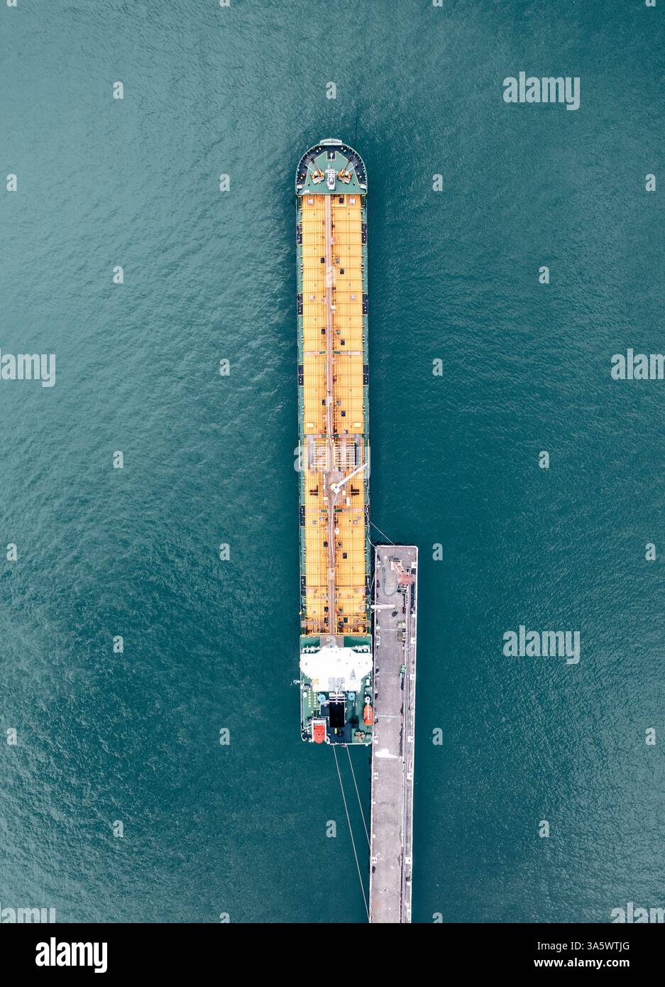 Pétrolier amarrage à l'embarcadère depuis le drone, vue aérienne de dessus. Logistique maritime et chaîne d’approvisionnement mondiale, transport énergétique vital. Banque D'Images