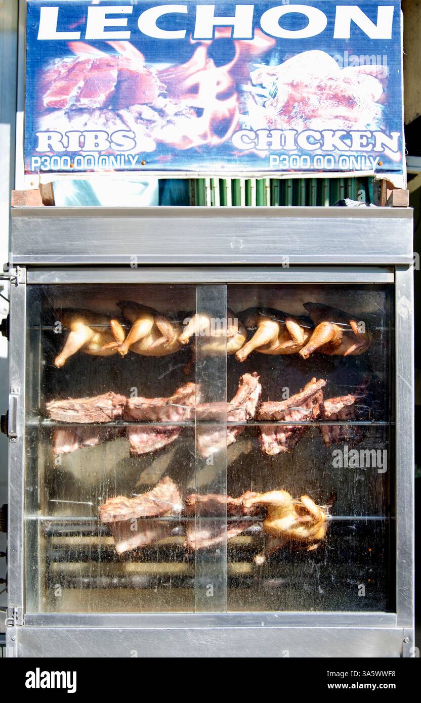 Poulet grillé à vendre dans la zone animée du marché Sabang à Puerto Galera, aux Philippines Banque D'Images
