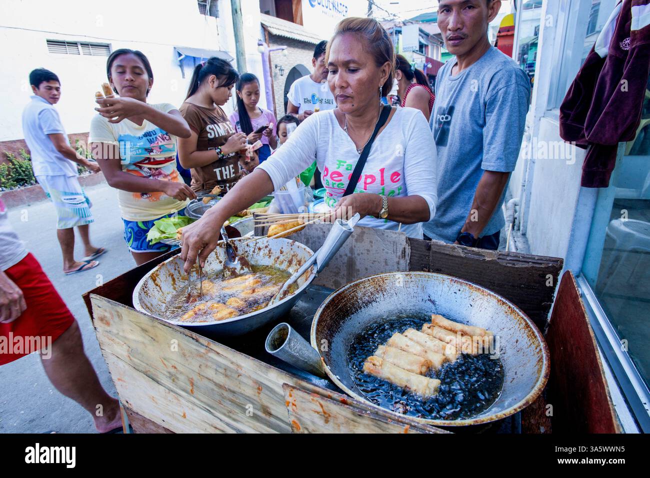 Un vendeur de rue fabrique turon, une fritter de banane recouverte de sucre brun caramélisé dans le district de Sabang, Puerto Galera, sur l'île de Mindoro, aux Philippines. Banque D'Images