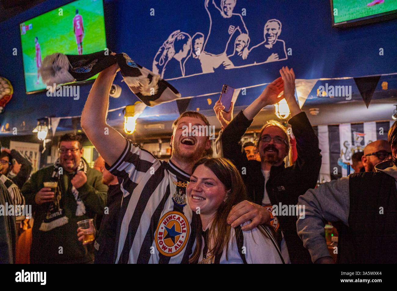 Dans un bar sportif de Marylebone, les fans de Newcastle United célèbrent joyeusement après que le défenseur Dan Burn ait mis leur camp en avant juste avant la mi-temps. Dans l'après-midi du 16 mars, des dizaines de milliers de fans de Newcastle United descendent. Wembley Way au stade de Wembley pour la finale de la Coupe de la Ligue de Carabao contre Liverpool. Sans une victoire de trophée domestique en 70 ans, la « Toon Army » marche sur la célèbre route avec excitation, espoir et pensées de victoire. Plus tard dans la journée, les fans de Newcastle sans billet regardent le match dans un événement du Sports Bar organisé par le supporter's Trust dirigé par les fans du club. Après un 1-2 vi Banque D'Images