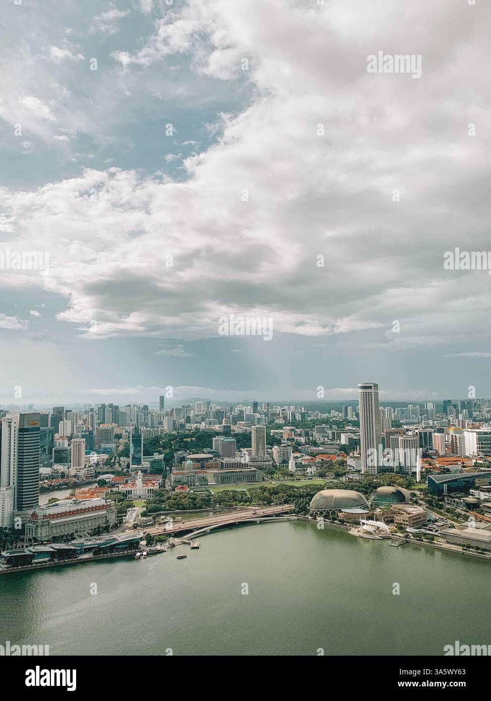Marina Bay Sands à Singapour – architecture époustouflante et vue sur les toits - Image de stock capturée avec un smartphone