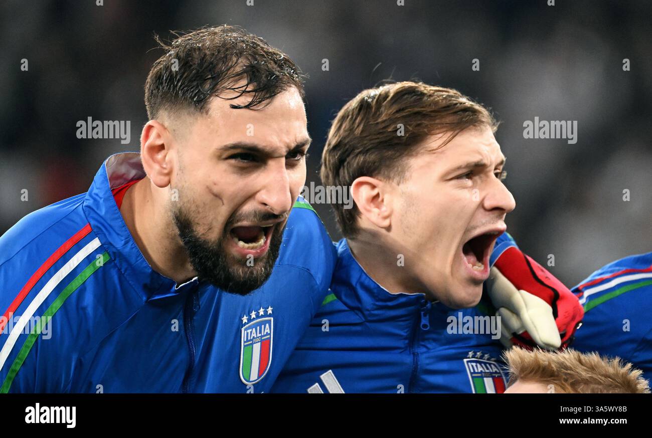 Match international de football, Ligue des Nations, quart de finale de deuxième manche, signal Iduna Park Dortmund ; Allemagne - Italie : Gianluigi Donnarumma (ITA) et Nicolo Barella (ITA) enfilent l'hymne national italien. Banque D'Images
