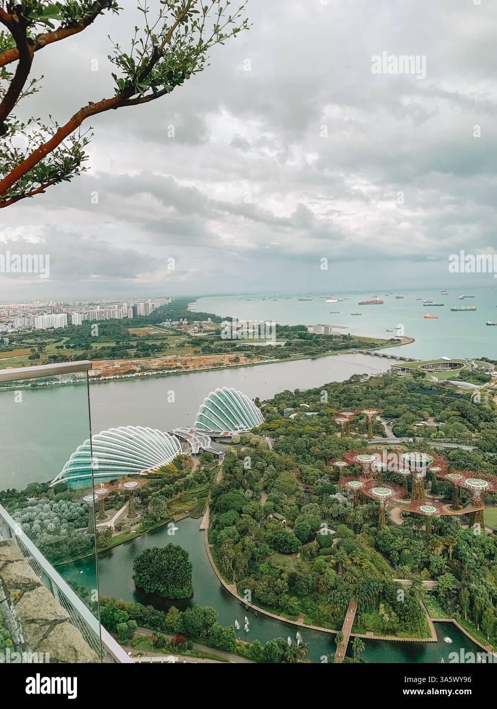 Marina Bay Sands à Singapour – architecture époustouflante et vue sur les toits - Image de stock capturée avec un smartphone