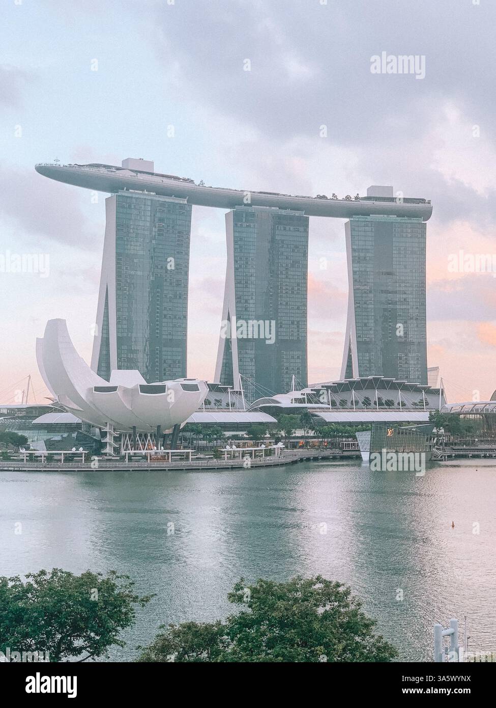 Marina Bay Sands à Singapour – architecture époustouflante et vue sur les toits - Image de stock capturée avec un smartphone