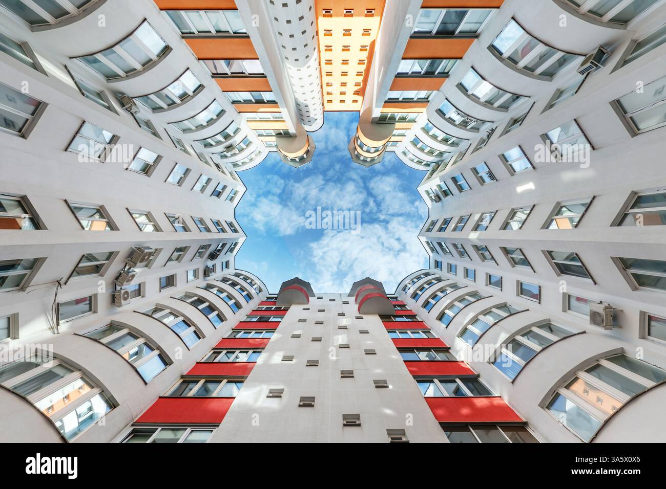 vue de bas en haut vers le ciel dans une maison gratte-ciel bien avec une cour étroite Banque D'Images