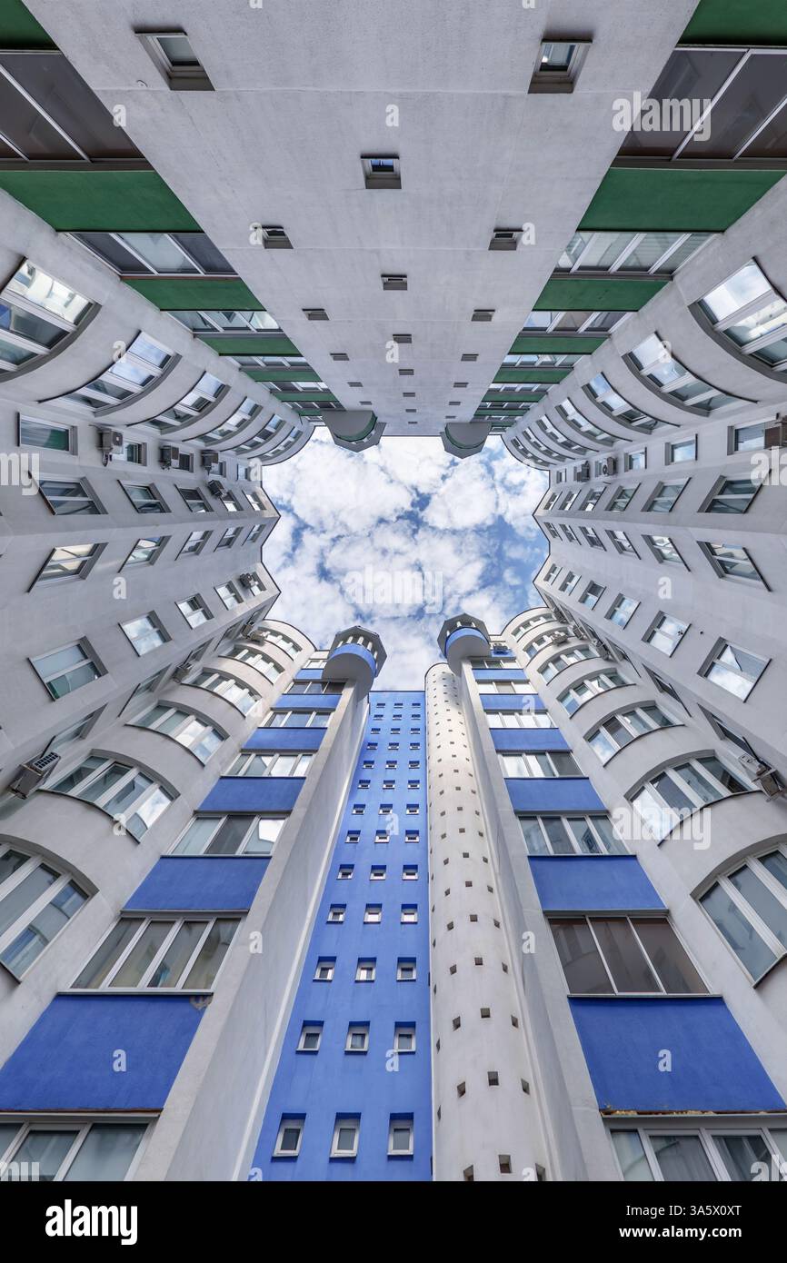 vue de bas en haut vers le ciel dans une maison gratte-ciel bien avec une cour étroite Banque D'Images