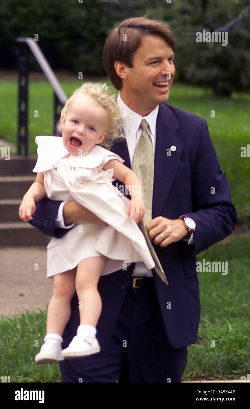 07 août 2000 ; Washington, DC, États-Unis ; J. Kerry a nommé sénateur de Caroline du Nord et ancien challenger sur la course présidentielle - JOHN EDWARDS son coéquipier pour la présidence. Photo : 07 août 2000 le sénateur John Edwards rassemble sa fille active de 2 ans Emma Claire après avoir assisté à des services à la Metropolitan United Methodist Church dimanche matin à Washington DC. Il ne donnerait toujours aucune indication quant à savoir s'il sera ou non le compagnon de course de A. Gore. Remarque : AUCUNE utilisation de MAGS US News avant le 12 juillet 2004 ! Banque D'Images