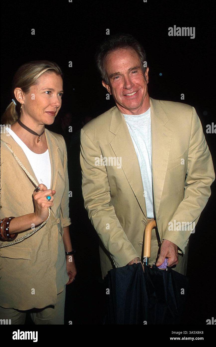 12 août 2001 - K22703console HMc : 8/12/01.''LA MOUETTE'' JOUER AU DELACORTE THEATER DANS CENTRAL PARK, NEW YORK..Annette Bening avec mari Warren Beatty. HENRY McGEE/(2001 Image : © Crédit Photos Globe/ZUMAPRESS.com) Banque D'Images