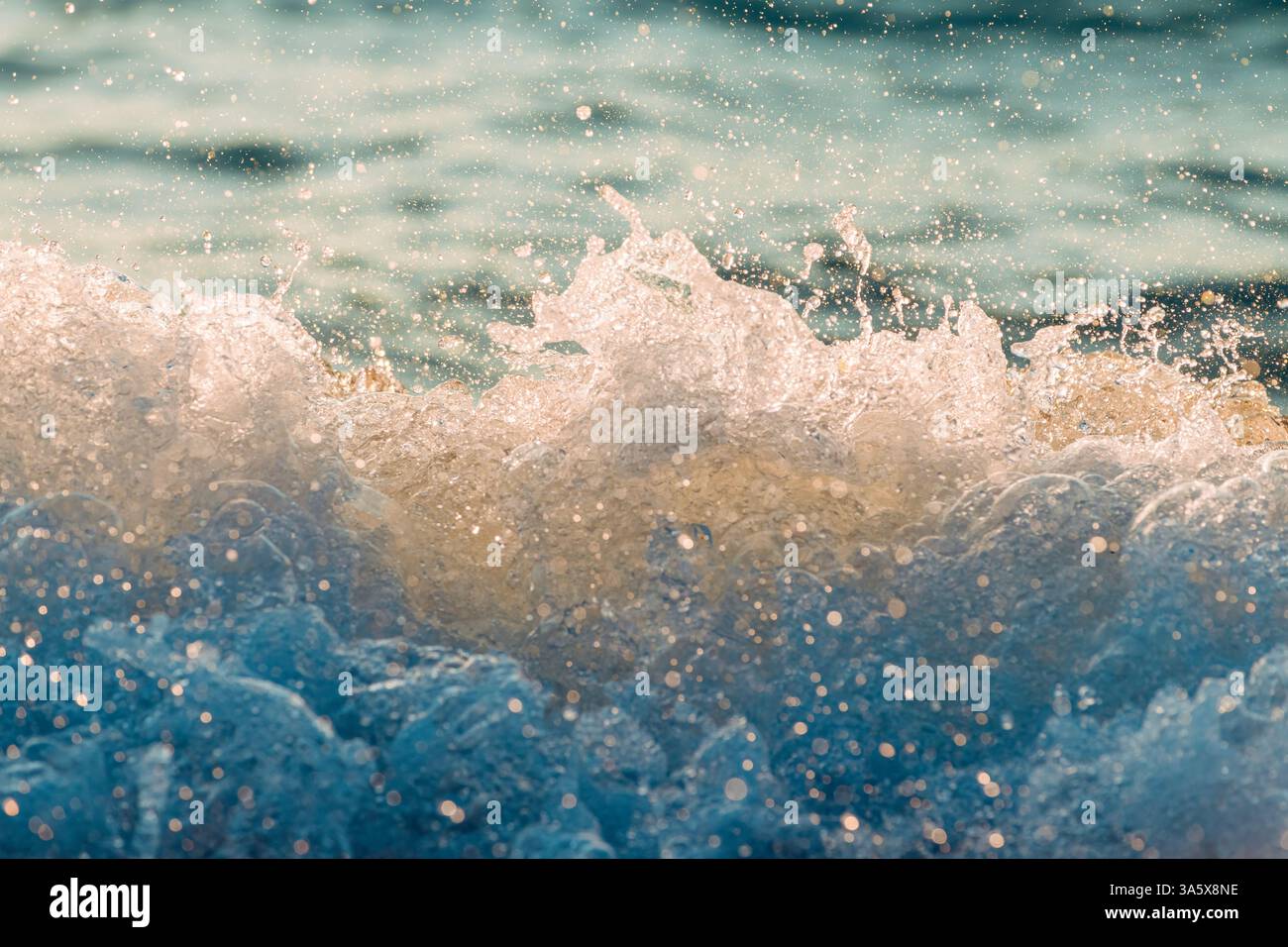 Éclaboussure de vagues océaniques, photographie à grande vitesse capturant l'eau de mer et la mousse écrasant la roche sur un rivage, mise au point sélective Banque D'Images