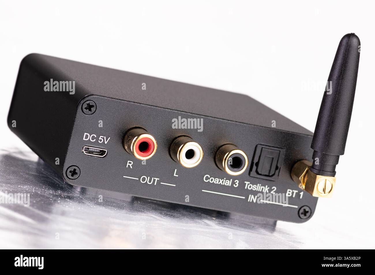 Gros plan d'un adaptateur audio numérique avec câble coaxial, optique Toslink, RCA, alimentation USB et antenne Bluetooth. Banque D'Images