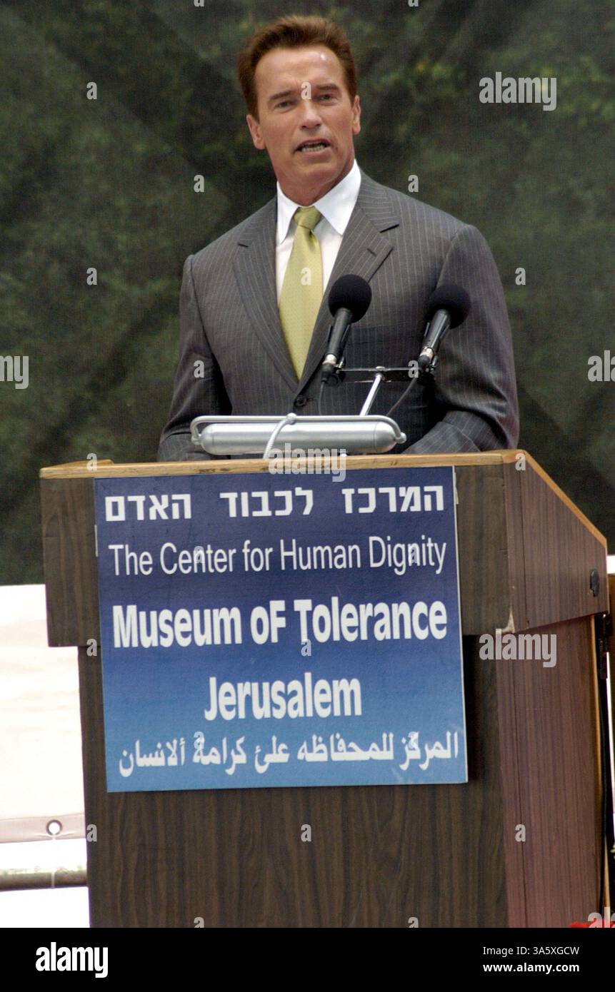 02 mai 2004 ; Jérusalem, ISRAËL ; le gouverneur de Californie ARNOLD SCHWARZENEGGER prend la parole lors de la cérémonie de lancement du nouveau Centre pour la dignité humaine au Musée de la tolérance de Jérusalem. Schwarzenegger est arrivé en Israël pour une visite de plusieurs jours, lors de son premier voyage international depuis son élection au poste de gouverneur de Californie. Banque D'Images