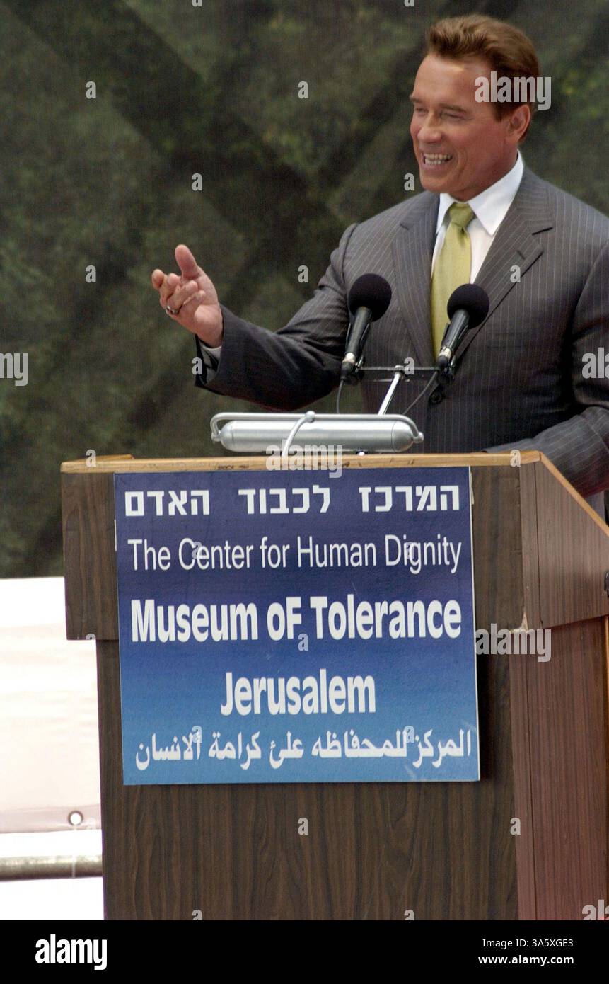 02 mai 2004 ; Jérusalem, ISRAËL ; le gouverneur de Californie ARNOLD SCHWARZENEGGER prend la parole lors de la cérémonie de lancement du nouveau Centre pour la dignité humaine au Musée de la tolérance de Jérusalem. Schwarzenegger est arrivé en Israël pour une visite de plusieurs jours, lors de son premier voyage international depuis son élection au poste de gouverneur de Californie. Banque D'Images