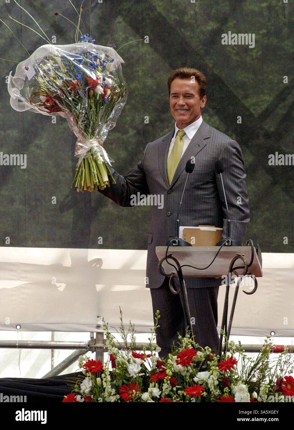 02 mai 2004 ; Jérusalem, ISRAËL ; le gouverneur de Californie ARNOLD SCHWARZENEGGER reçoit un bouquet de fleurs après avoir pris la parole lors de la cérémonie de lancement du nouveau Centre pour la dignité humaine au Musée de la tolérance de Jérusalem. Schwarzenegger est arrivé en Israël pour une visite de plusieurs jours, lors de son premier voyage international depuis son élection au poste de gouverneur de Californie. Banque D'Images