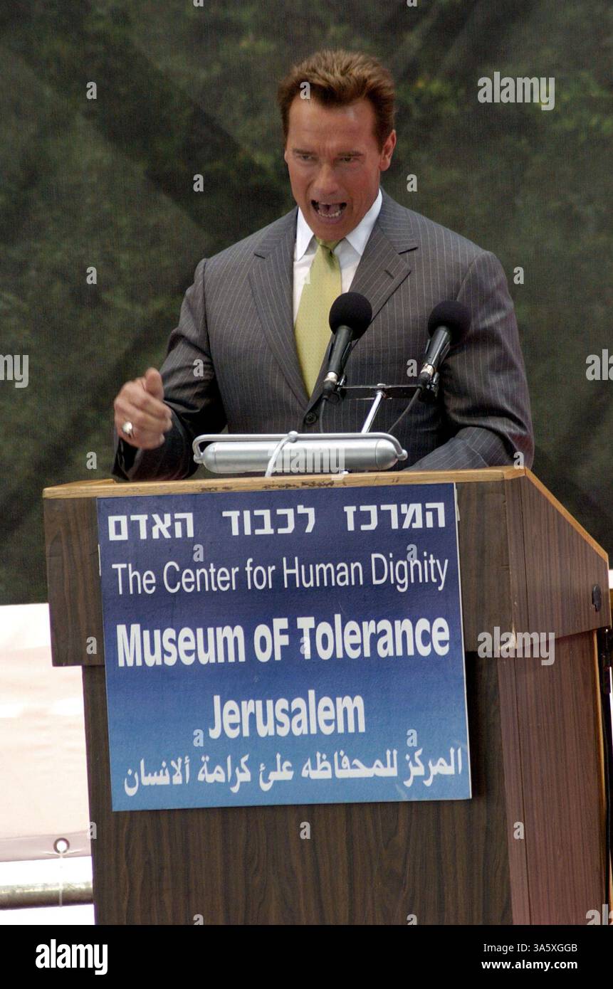 02 mai 2004 ; Jérusalem, ISRAËL ; le gouverneur de Californie ARNOLD SCHWARZENEGGER prend la parole lors de la cérémonie de lancement du nouveau Centre pour la dignité humaine au Musée de la tolérance de Jérusalem. Schwarzenegger est arrivé en Israël pour une visite de plusieurs jours, lors de son premier voyage international depuis son élection au poste de gouverneur de Californie. Banque D'Images