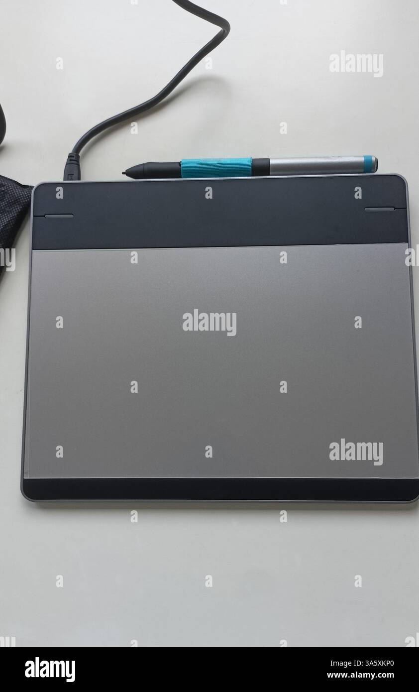 Tablette graphique avec stylet. Design moderne, parfait pour les projets créatifs. Banque D'Images