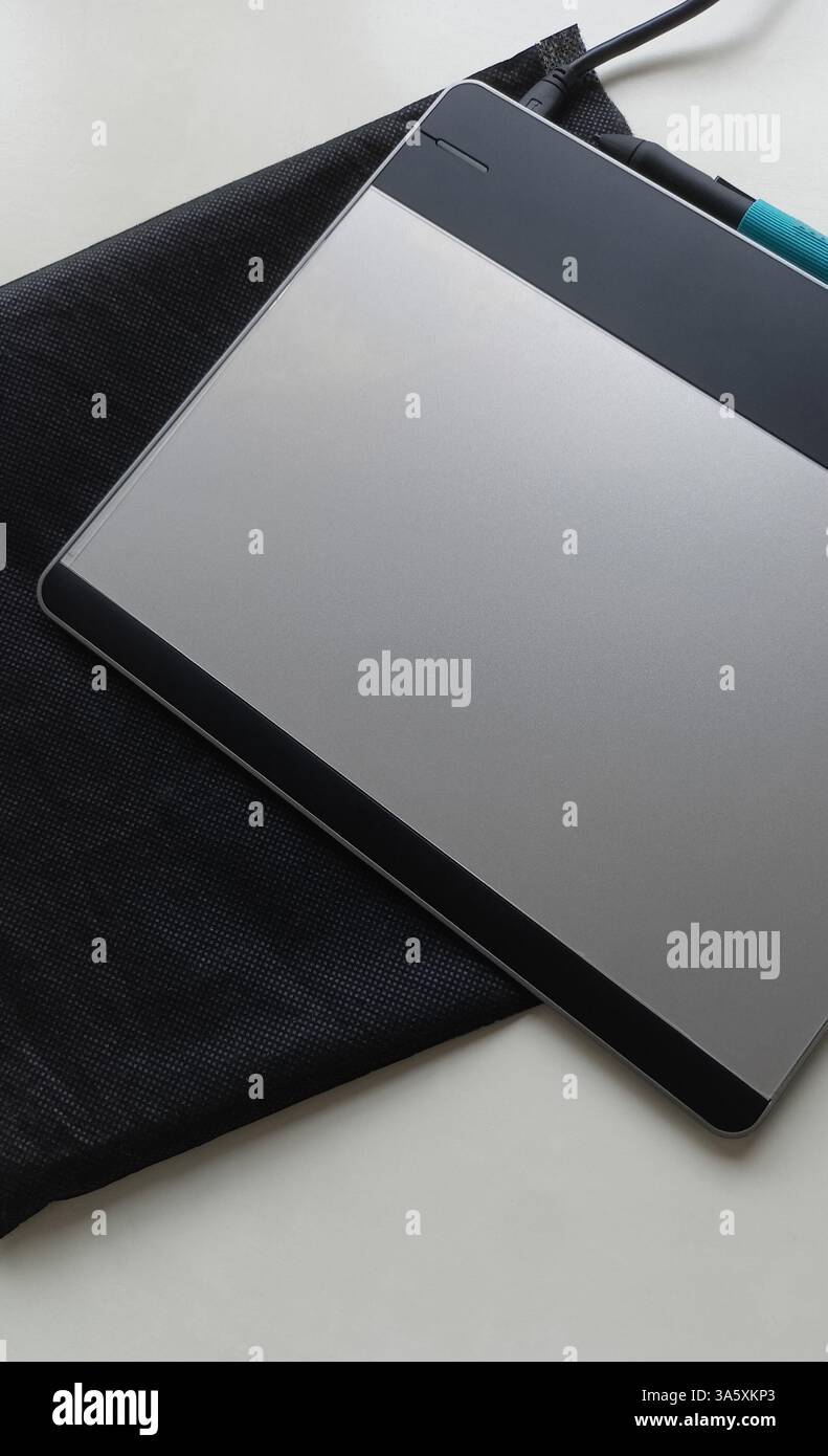 Gros plan d'une tablette de dessin numérique avec stylet, idéale pour la conception graphique, l'illustration et la retouche photo. Un outil incontournable pour la professionno créative Banque D'Images