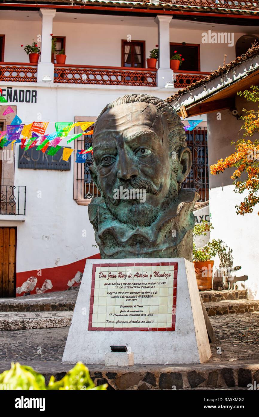 Taxco, Mexique - 18 novembre 2024 : le poète et dramaturge Juan Ruiz de Alarcon fait un buste dans la ville magique de Taxco. Banque D'Images