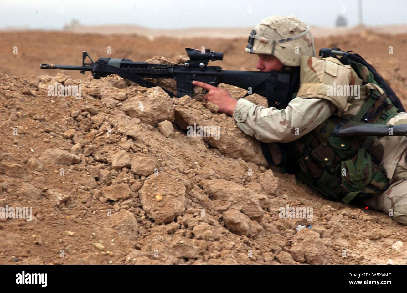 08 nov. 2004 ; Falloujah, Irak ; Un soldat de l'armée américaine surveille les insurgés pendant l'opération al Fajr (aube nouvelle) à Falloujah, Irak, le 8 novembre 2004. Le soldat est affecté au 1er peloton, à la troupe Apache, au 2e bataillon, au 5e régiment de cavalerie, à l'équipe de combat de la 2e brigade, à la 1re division de cavalerie. Banque D'Images