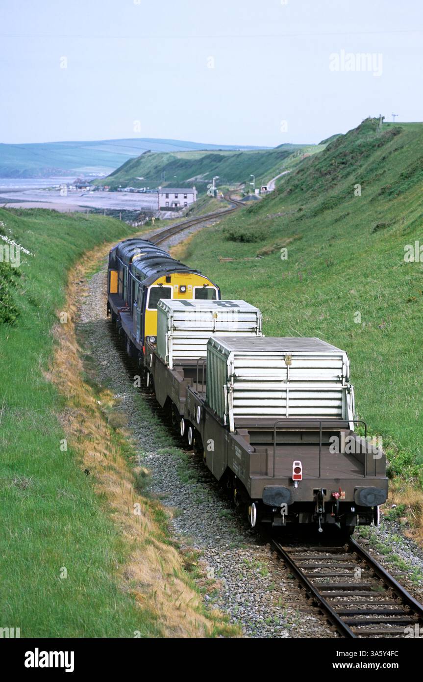 Deux flacons de déchets nucléaires sur un train Direct Rail services approchent de la gare de Nethertown sur la côte Cumbrian au nord de Sellafield, Cumbria. Banque D'Images