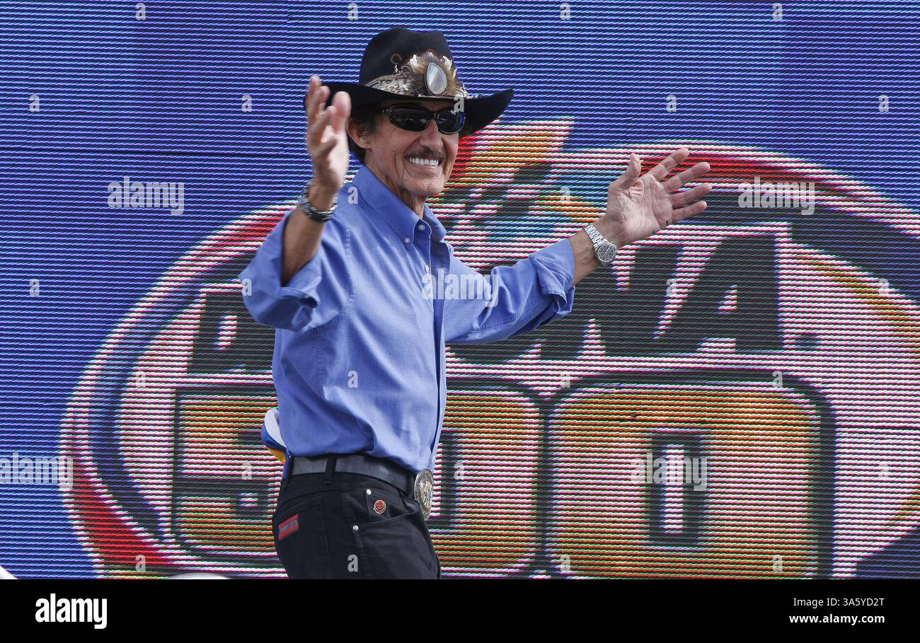 17 février 2008 - Richard Petty fait des vagues à la foule après avoir été présenté lors de cérémonies d'avant-course en l'honneur des anciens gagnants du Daytona 500 au Daytona International Speedway à Daytona Beach, Floride, le dimanche 17 février 2008. (Gregg Ellman/Fort Worth Star-Telegram/MCT) (image crédit : © Gregg Ellman/MCT/ZUMAPRESS.com) Banque D'Images