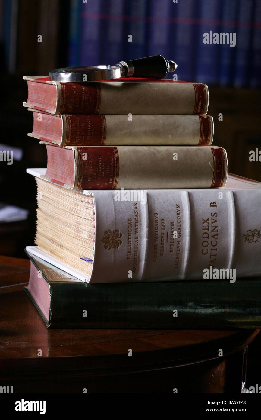 5 mars 2008 - Daniel B. Wallace, directeur exécutif du Centre pour l'étude des manuscrits du Nouveau Testament (CSNTM), non représenté, travaille avec des piles de manuscrits très anciens et délicats, y compris le Codex Vaticanus B, le Codex N, et la 8e édition de la série du nouveau testament grec de Tischendorf. (Bryan Wesel/Dallas Morning News/MCT) (image crédit : © Bryan Wesel/MCT/ZUMAPRESS.com) Banque D'Images