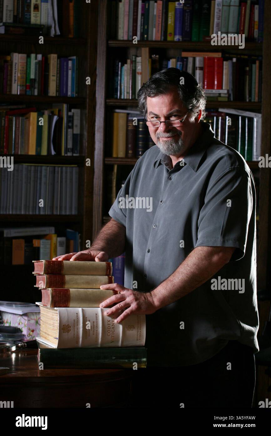 5 mars 2008 - Daniel B. Wallace, directeur exécutif du Centre pour l'étude des manuscrits du Nouveau Testament (CSNTM), détient un exemplaire de la collection de manuscrits la plus précieuse du Vatican intitulée 'Codex Vaticanus B'. Wallace qualifie l'œuvre de ''les manuscrits grecs les plus importants de la Bible''. (Bryan Wesel/Dallas Morning News/MCT) (image crédit : © Bryan Wesel/MCT/ZUMAPRESS.com) Banque D'Images
