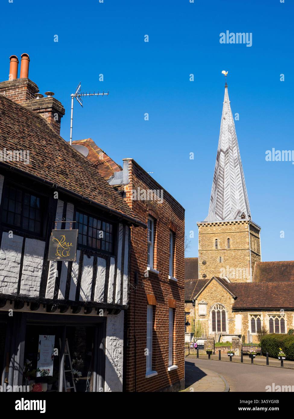 Godalming Minster and Church Street, Godalming, Surrey, Angleterre, Royaume-Uni, GB. Banque D'Images