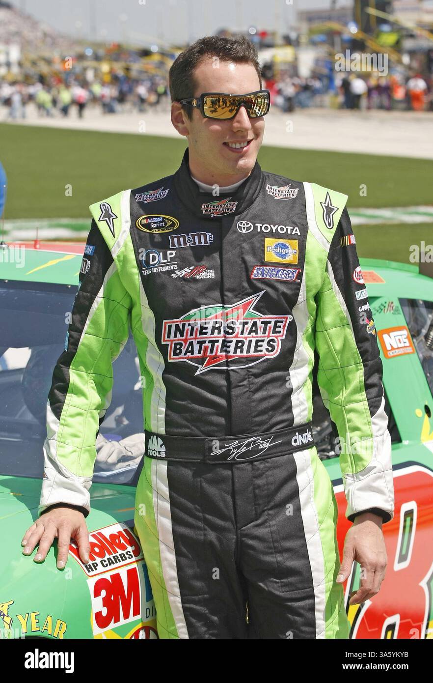 6 avril 2008 - Kyle Busch se tient près de sa voiture lors de la course Samsung 500 NASCAR Sprint Cup Series au Texas Motor Speedway de Fort Worth, Texas, le dimanche 6 avril 2008. (Sharon M. Steinman/Fort Worth Star-Telegram/MCT) (image de crédit : © Sharon M. Steinman/MCT/ZUMAPRESS.com) Banque D'Images