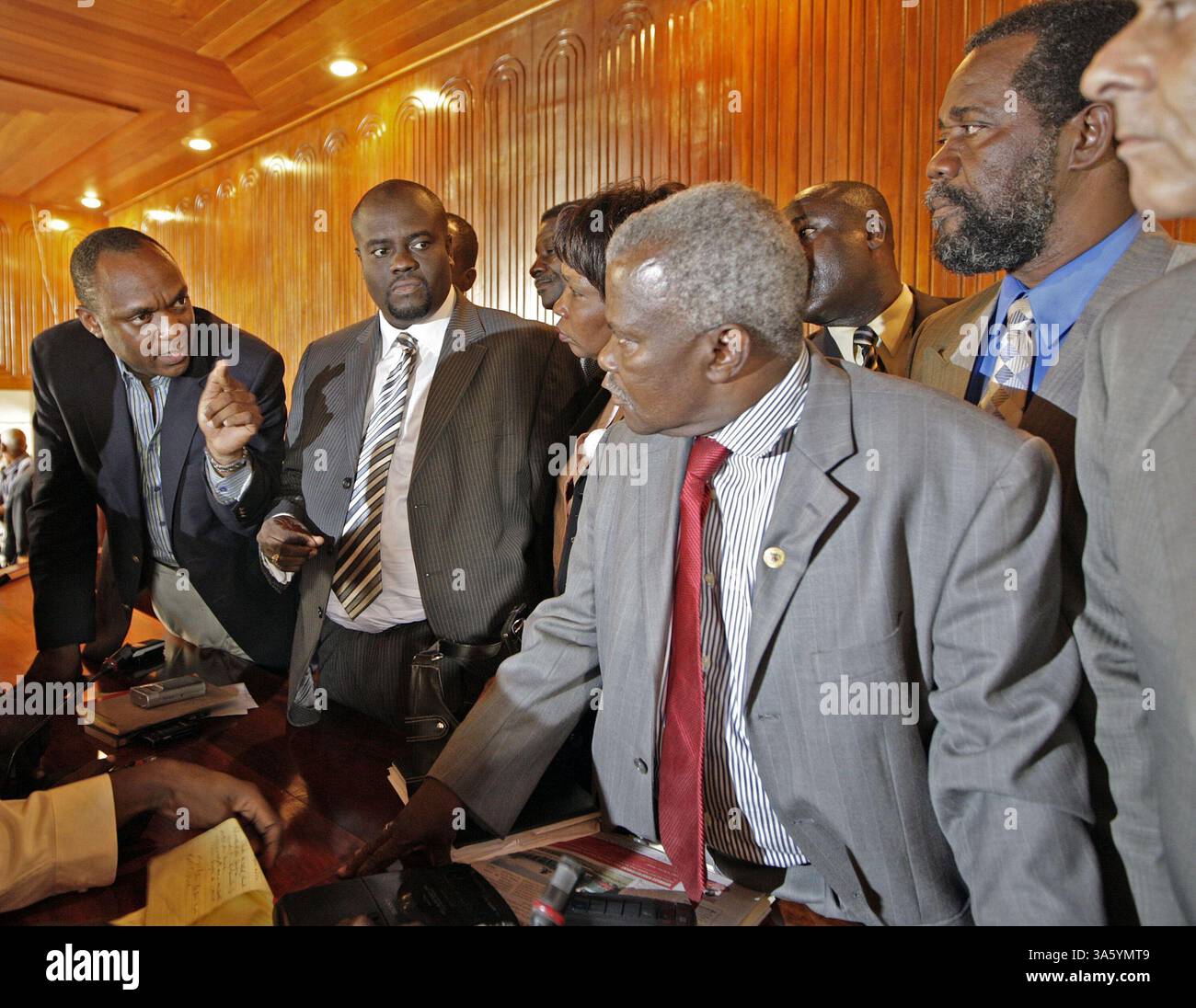 11 avril 2008 - le sénateur Youri Latortue, à gauche, fait un point aux côtés de ses collègues sénateurs Rudy Heriveaux, deuxième à partir de la gauche, et du sénateur Andriss riche, à droite, avant que treize membres du Sénat haïtien se réunissent dans les chambres sénatoriales du Palais législatif pour renforcer leur demande que le premier ministre Jacques-Edouard Alexis démissionne d'ici samedi à Port-au-Prince, Haïti, le vendredi 11 avril 2008. (John Vanbeekum/Miami Herald/MCT) (crédit image : © John Vanbeekum/MCT/ZUMAPRESS.com) Banque D'Images