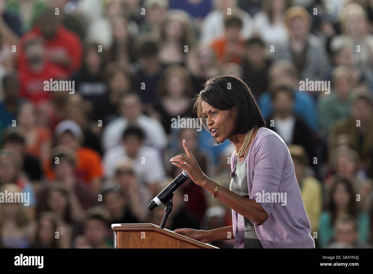 15 avril 2008 - Michelle Obama, épouse du sénateur Barack Obama, porte la parole devant une foule au collège de Haverford le mardi 15 avril 2008, à Haverford, en Pennsylvanie. (David M. Warren/Philadelphia Inquirer/MCT) (image crédit : © David M Warren/MCT/ZUMAPRESS.com) Banque D'Images