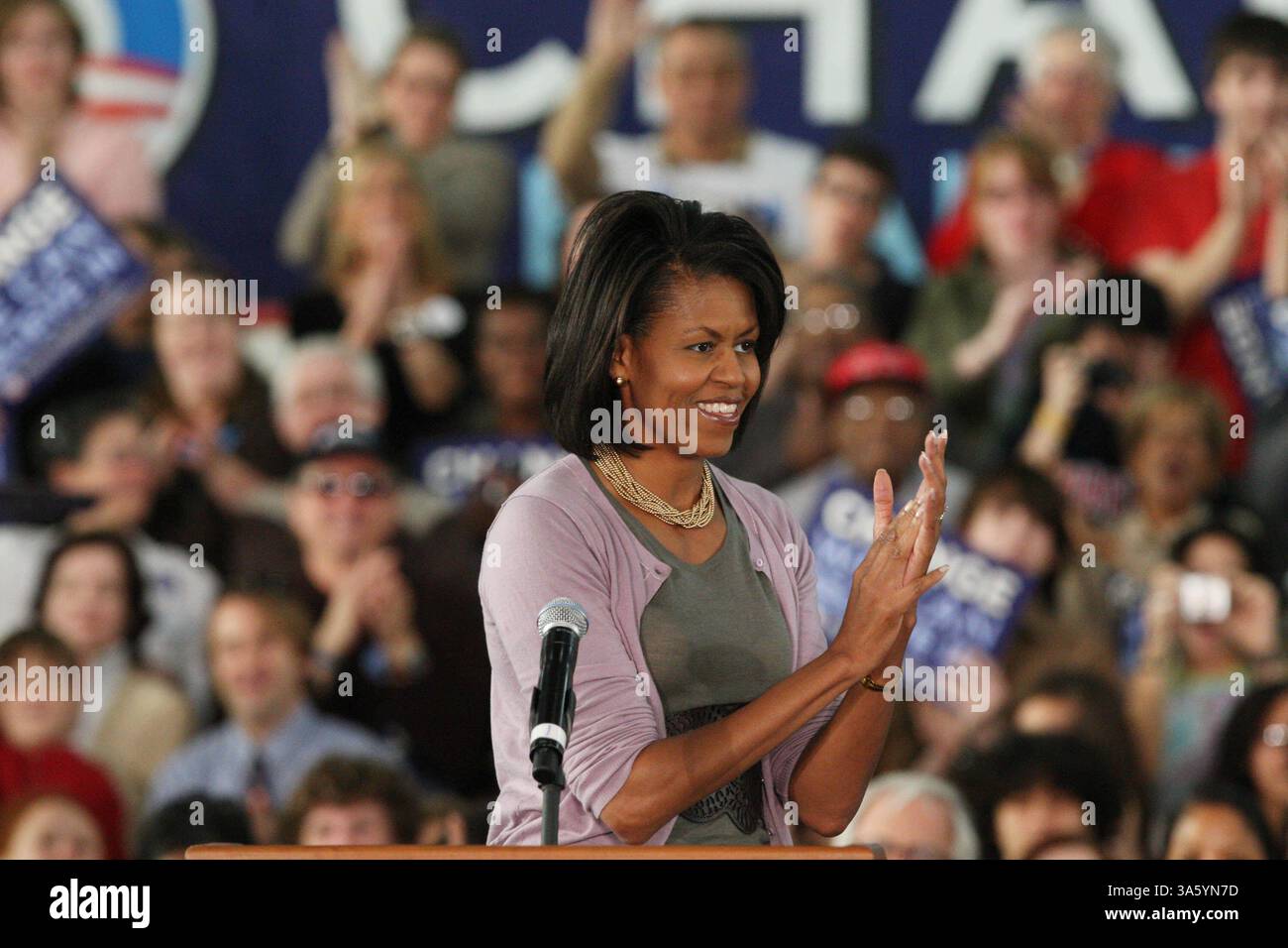 15 avril 2008 - Michelle Obama, épouse du sénateur Barack Obama, porte la parole devant une foule au collège de Haverford le mardi 15 avril 2008, à Haverford, en Pennsylvanie. (David M. Warren/Philadelphia Inquirer/MCT) (image crédit : © David M Warren/MCT/ZUMAPRESS.com) Banque D'Images
