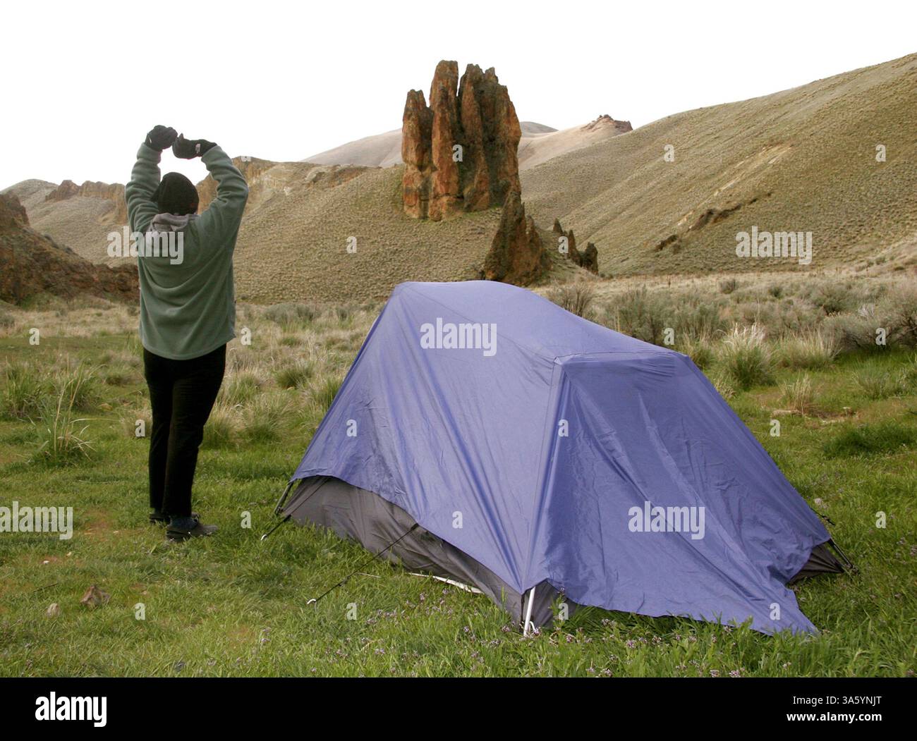 19 avril 2008 - Karen Ray s'étire avant le coucher du soleil après une bonne nuit de sommeil dans les canyons du désert de Leslie Gulch. (Pete Zimowsky/Idaho Statesman/MCT) (image crédit : © Pete Zimowsky/MCT/ZUMAPRESS.com) Banque D'Images