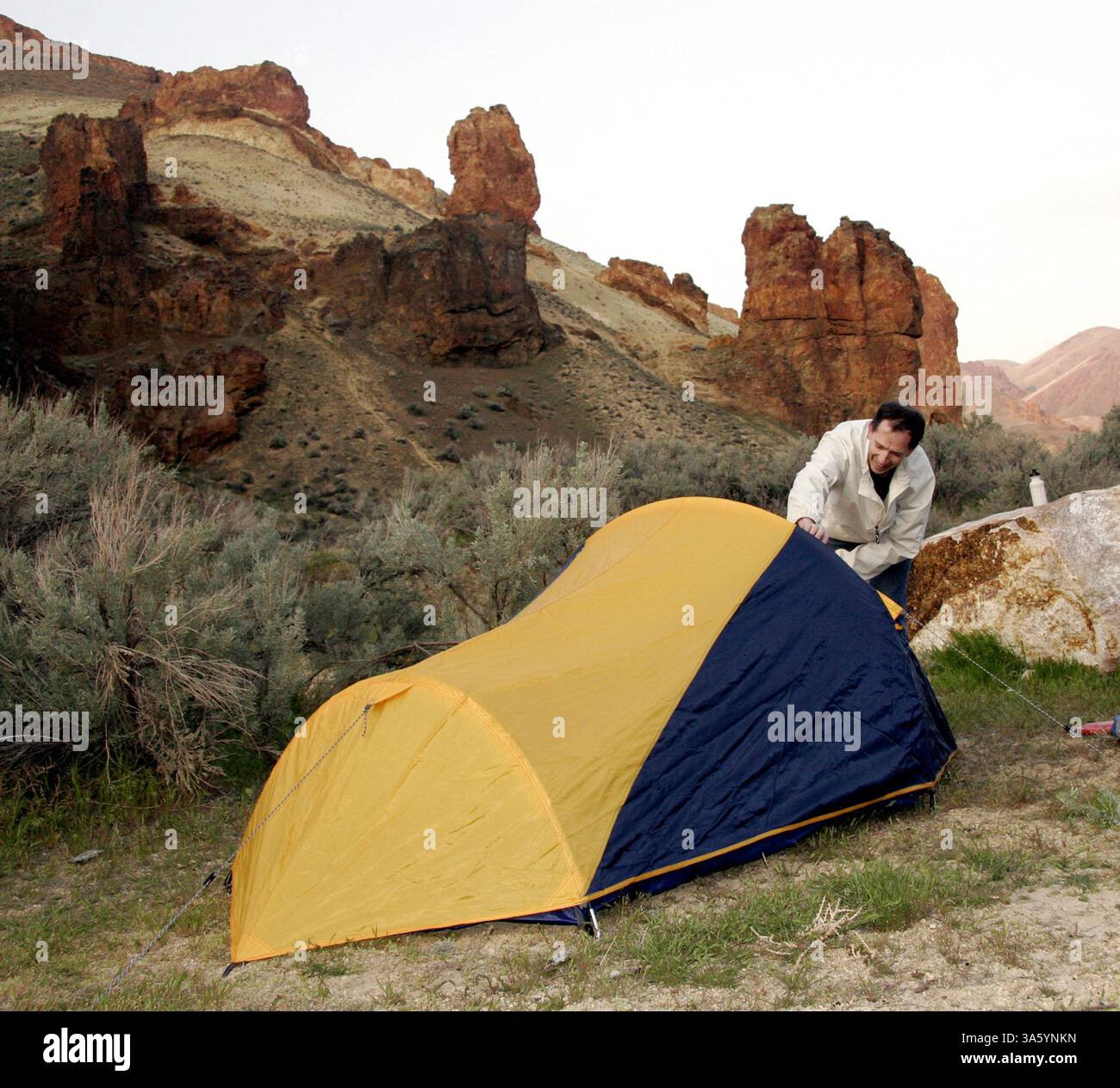 18 avril 2008 - lance Coleman installe sa tente à Leslie Gulch lors d'un campement ce printemps. (Pete Zimowsky/Idaho Statesman/MCT) (image crédit : © Pete Zimowsky/MCT/ZUMAPRESS.com) Banque D'Images